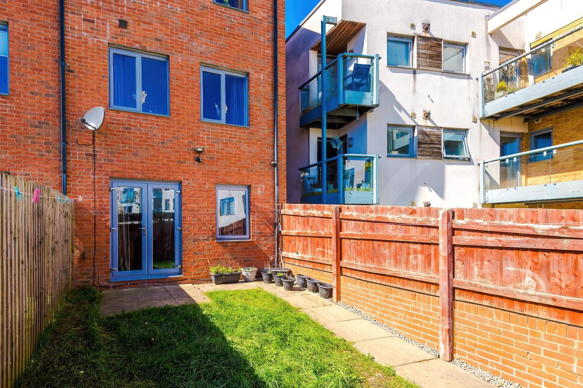 Huge 5 Bedroom Townhouse In Salford, Free Parking, Sleeps Up To 11 Guests * Manchester