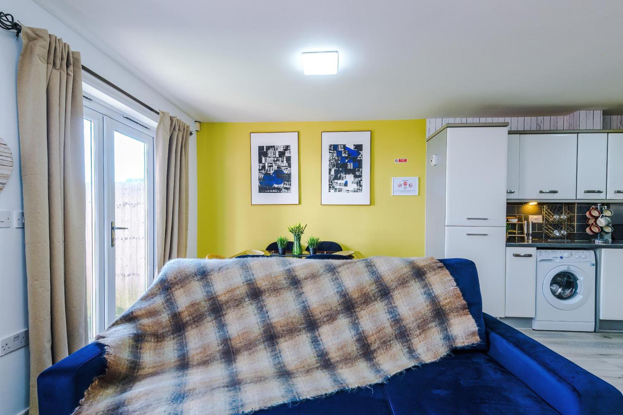 Huge 5 Bedroom Townhouse In Salford, Free Parking, Sleeps Up To 11 Guests