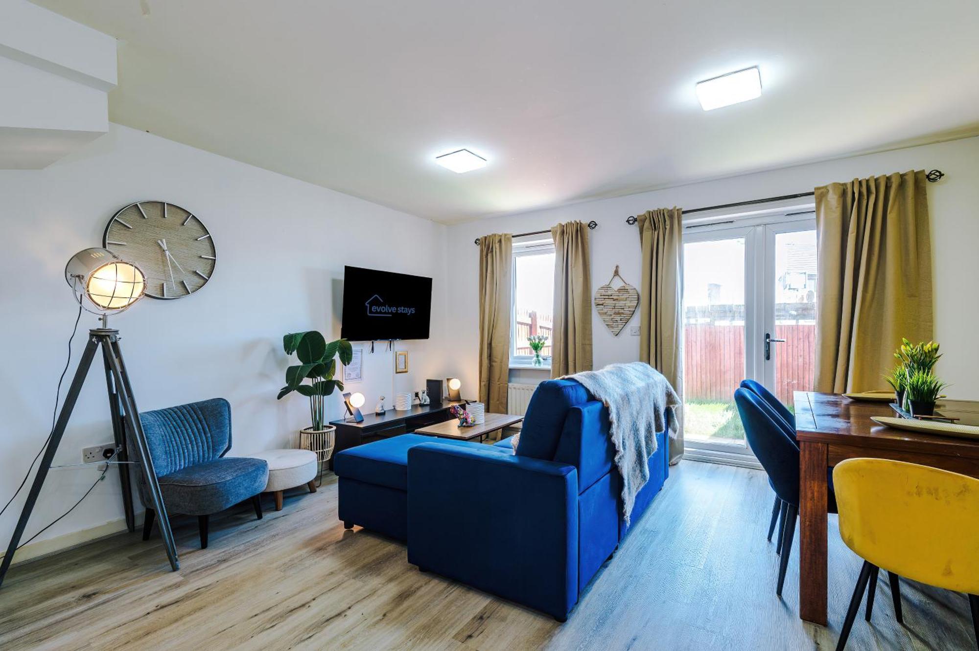 Huge 5 Bedroom Townhouse In Salford, Free Parking, Sleeps Up To 11 Guests *