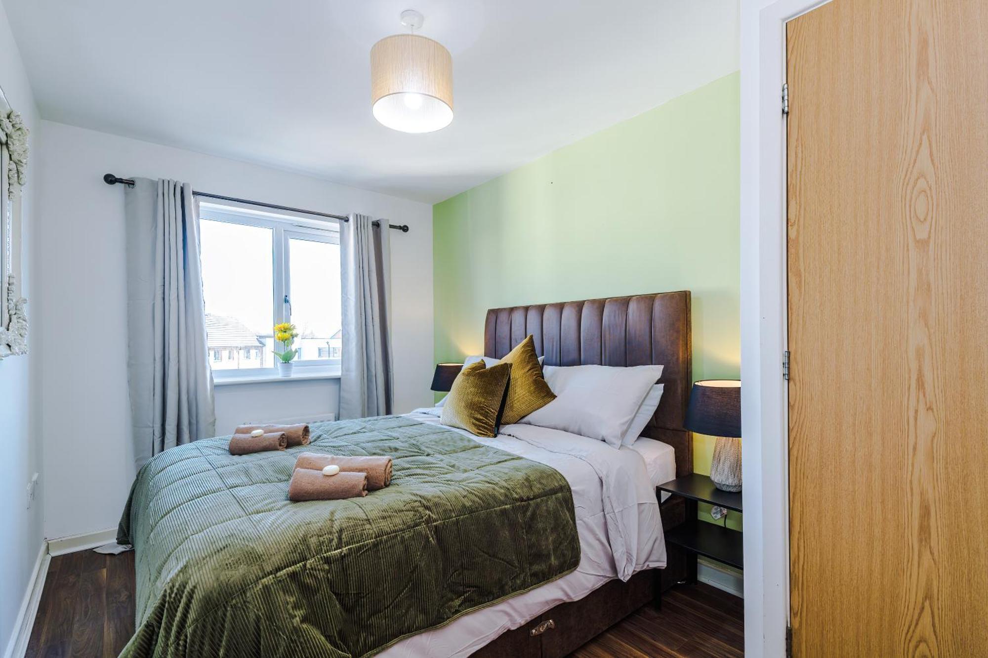 Huge 5 Bedroom Townhouse In Salford, Free Parking, Sleeps Up To 11 Guests * Manchester
