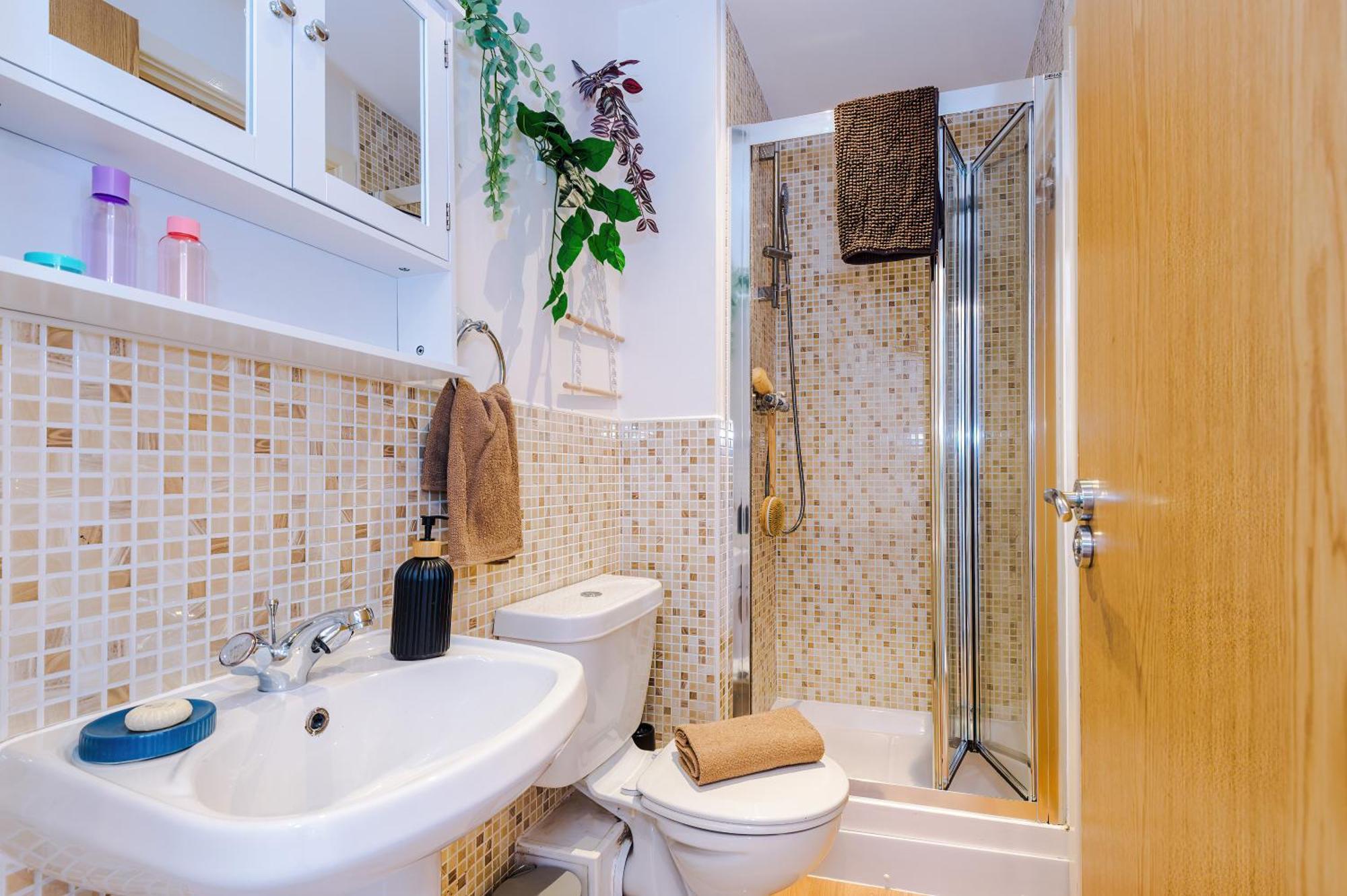 Huge 5 Bedroom Townhouse In Salford, Free Parking, Sleeps Up To 11 Guests Manchester