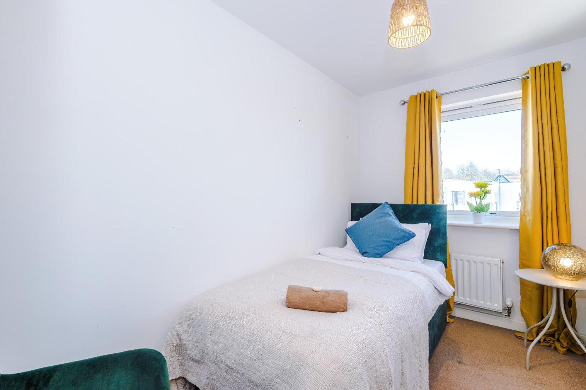 Huge 5 Bedroom Townhouse In Salford, Free Parking, Sleeps Up To 11 Guests *