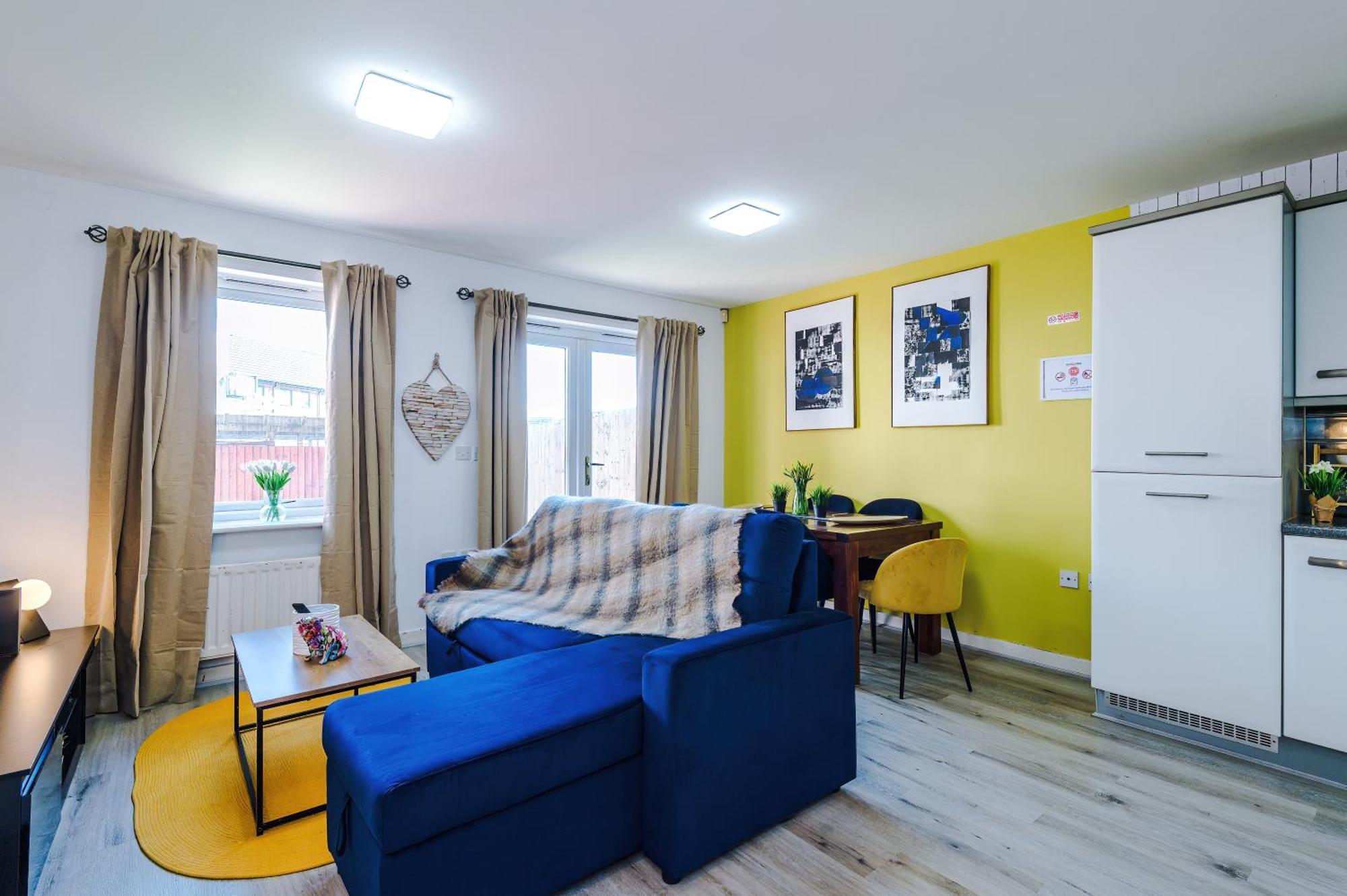 Huge 5 Bedroom Townhouse In Salford, Free Parking, Sleeps Up To 11 Guests Manchester