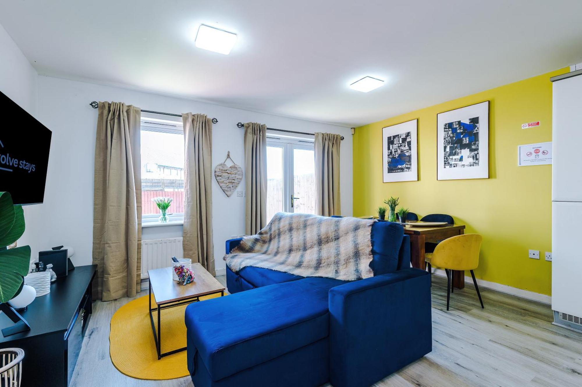 Huge 5 Bedroom Townhouse In Salford, Free Parking, Sleeps Up To 11 Guests