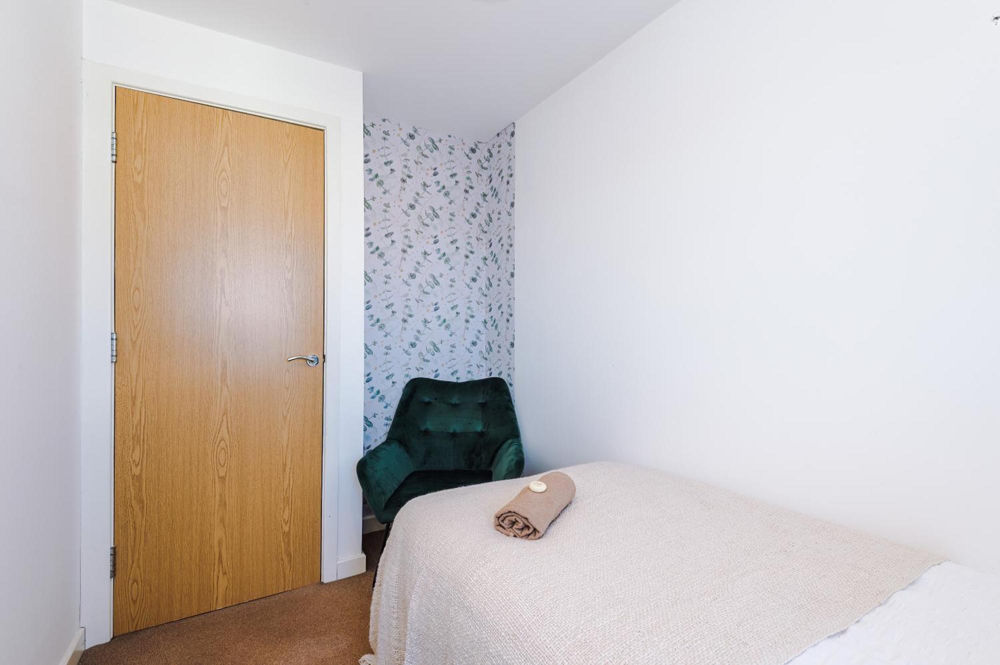 Huge 5 Bedroom Townhouse In Salford, Free Parking, Sleeps Up To 11 Guests Apartamento