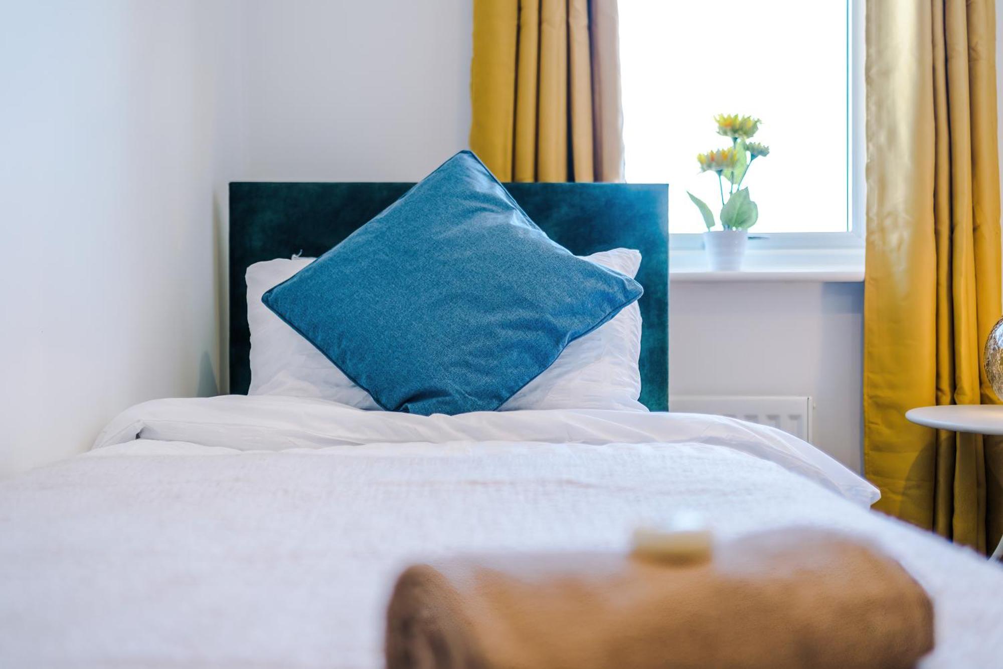 Apartamento Huge 5 Bedroom Townhouse In Salford, Free Parking, Sleeps Up To 11 Guests *