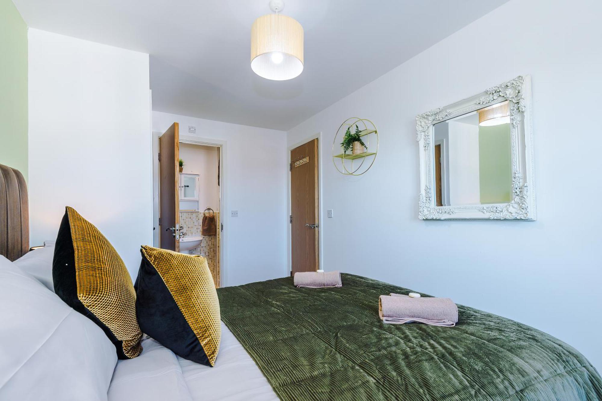 Huge 5 Bedroom Townhouse In Salford, Free Parking, Sleeps Up To 11 Guests Apartamento