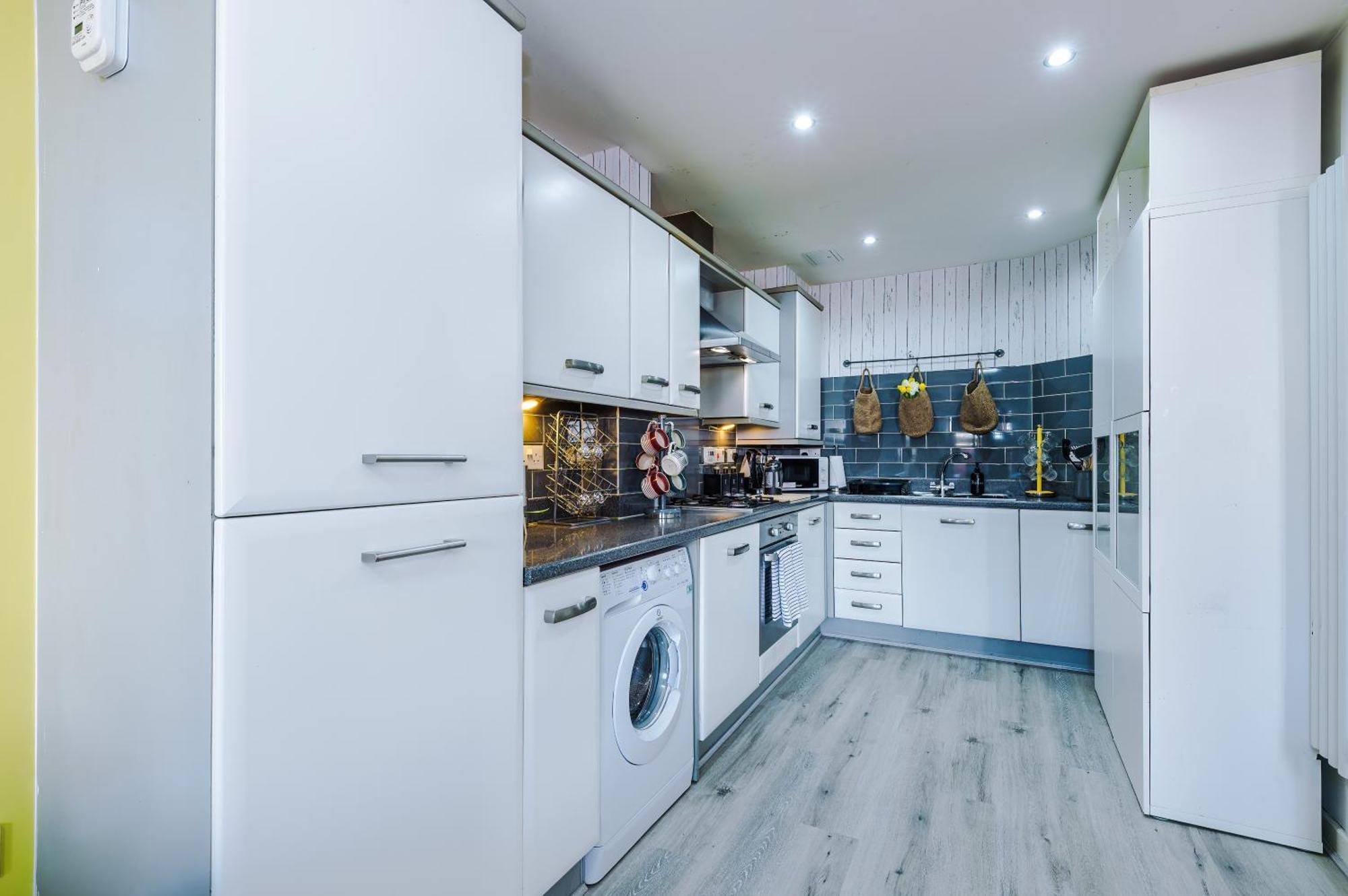 Huge 5 Bedroom Townhouse In Salford, Free Parking, Sleeps Up To 11 Guests Apartamento