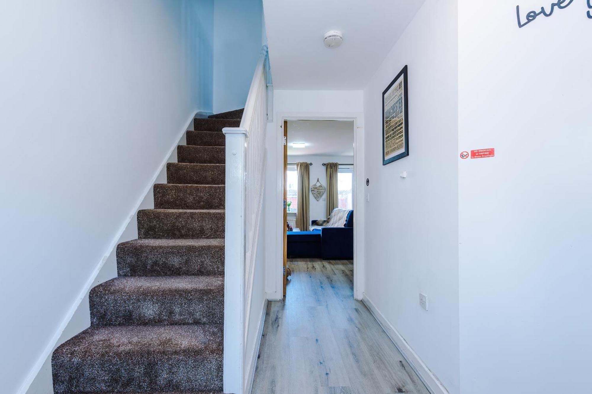 Huge 5 Bedroom Townhouse In Salford, Free Parking, Sleeps Up To 11 Guests Apartamento