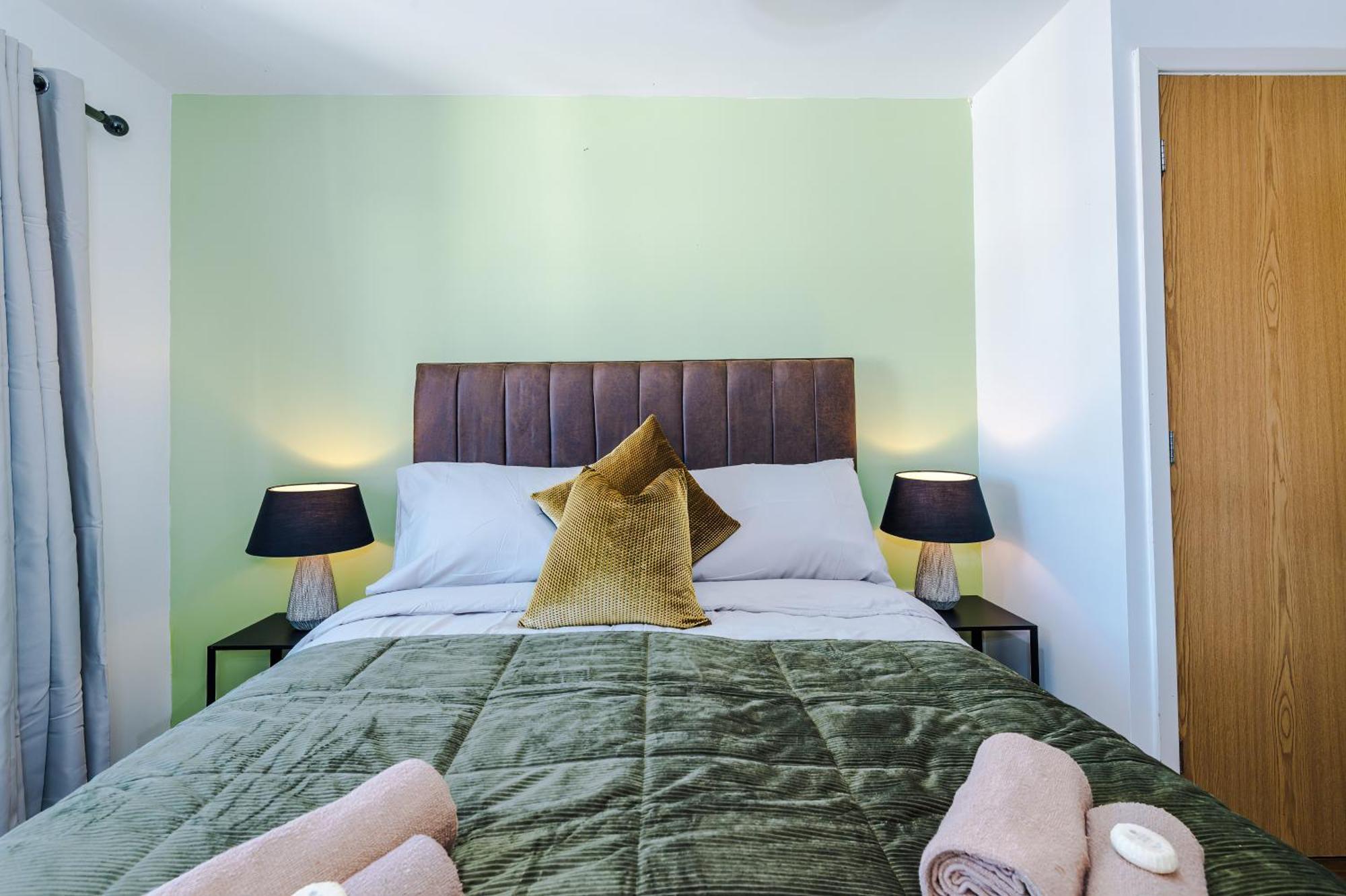 Huge 5 Bedroom Townhouse In Salford, Free Parking, Sleeps Up To 11 Guests Apartamento *