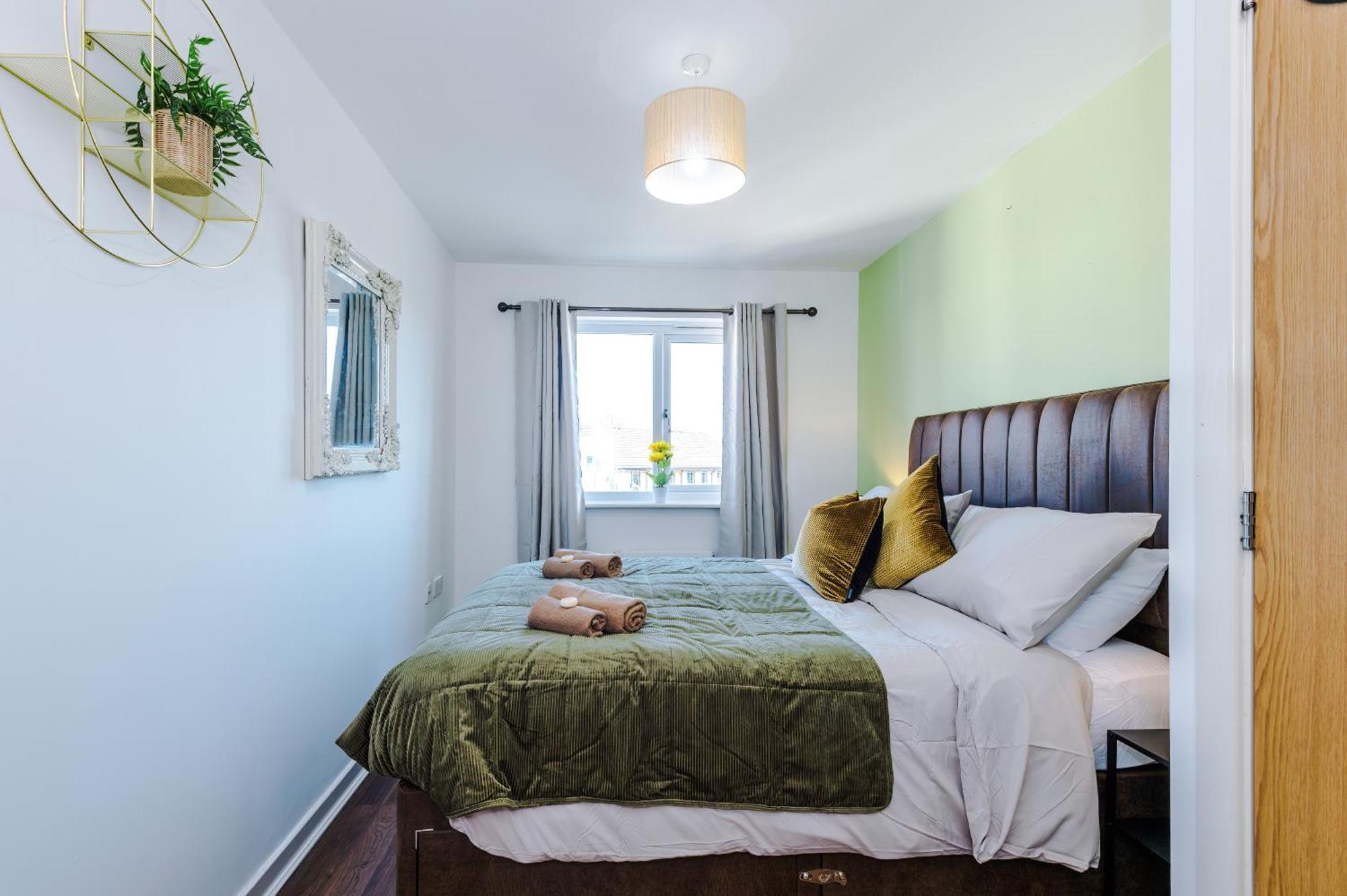 Huge 5 Bedroom Townhouse In Salford, Free Parking, Sleeps Up To 11 Guests Manchester