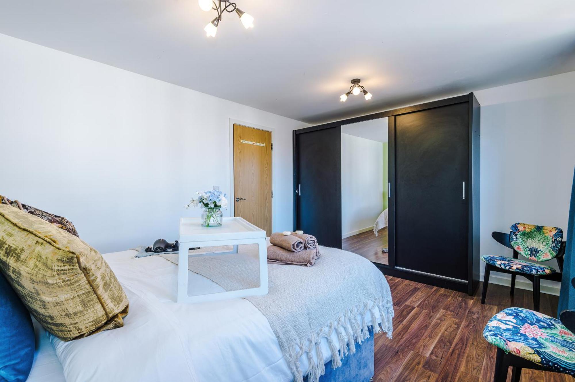 Huge 5 Bedroom Townhouse In Salford, Free Parking, Sleeps Up To 11 Guests