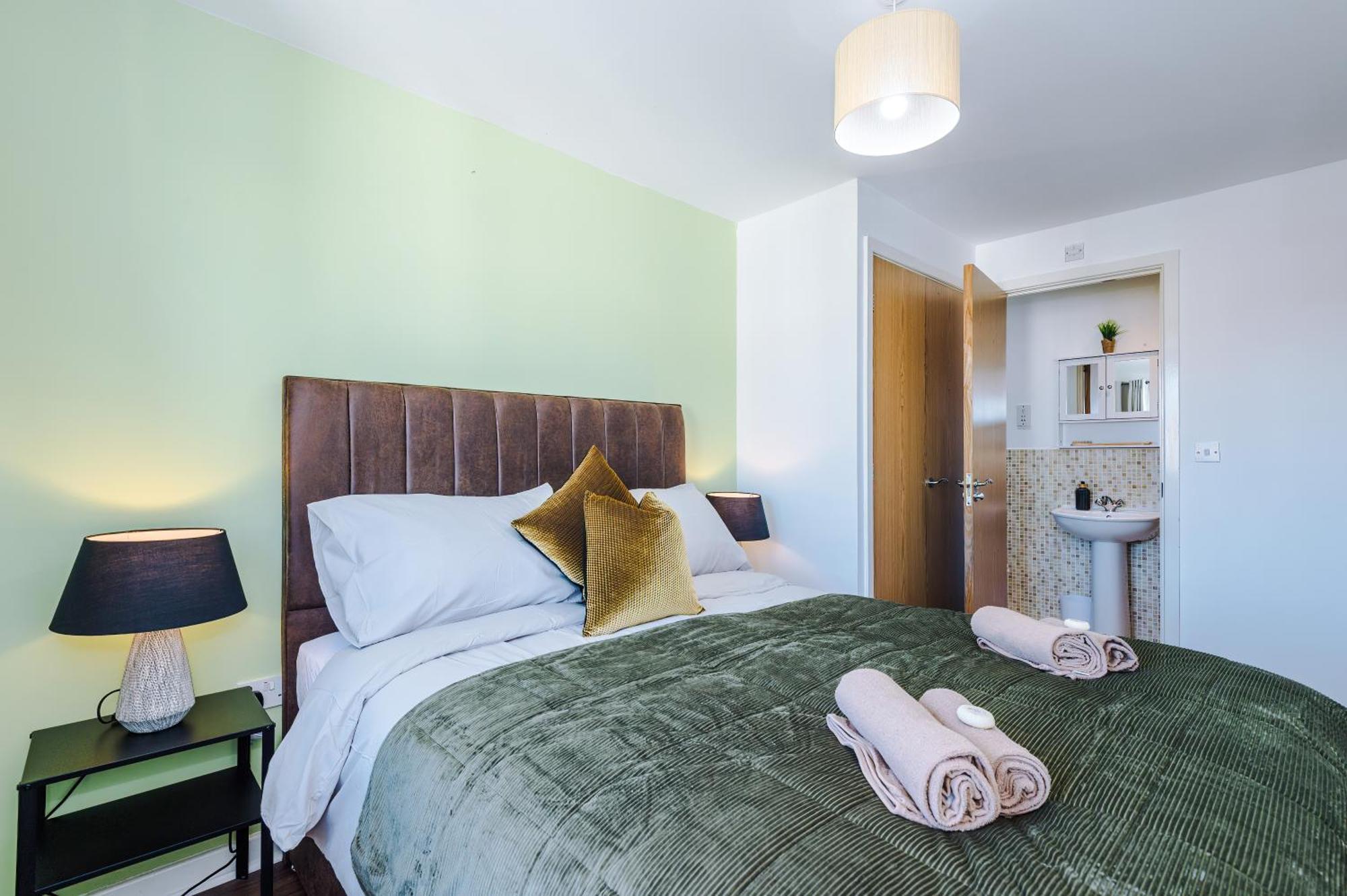 Huge 5 Bedroom Townhouse In Salford, Free Parking, Sleeps Up To 11 Guests Apartamento